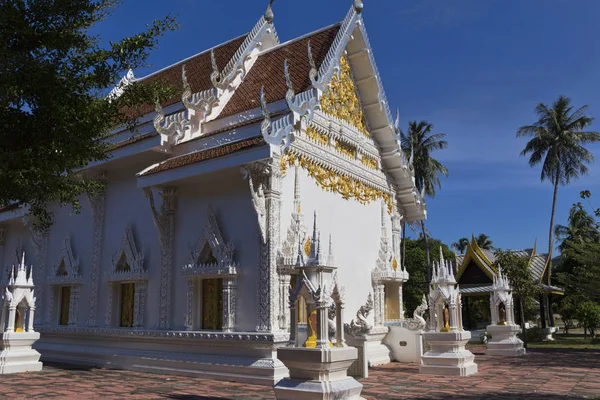 Branco belo templo tailandês Wat Budismo — Fotografia de Stock