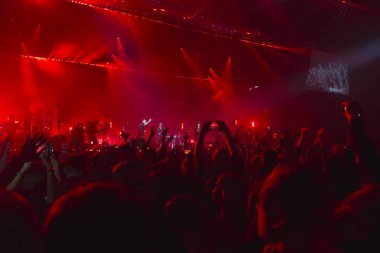 Rusya, Moskova, 8 Mart 2018, 8 Mart 'ta stadyum. Orkestrayla büyük solo konser Therr Maitz.