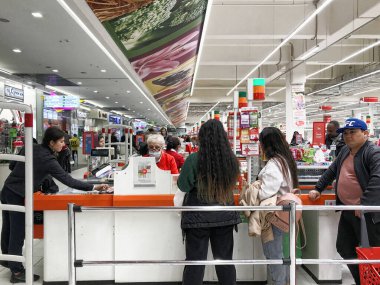 26 Mart Moskova, Rusya, insanlar uzun bir süre izolasyon için alışveriş ve stok yapıyorlar.
