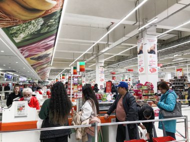 26 Mart Moskova, Rusya, insanlar uzun bir süre izolasyon için alışveriş ve stok yapıyorlar.