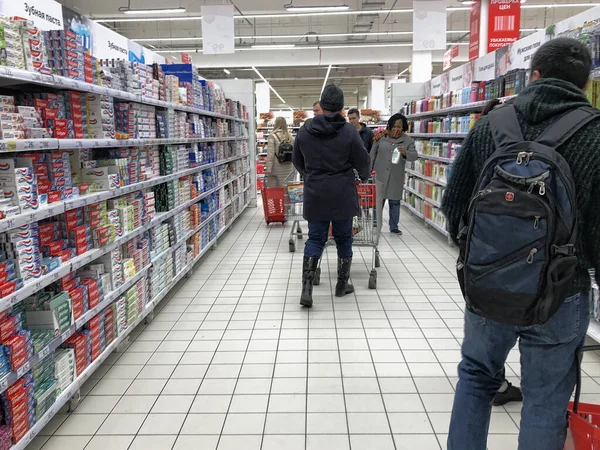 Maart Moskou Rusland Mensen Winkelen Slaan Voor Een Lange Periode — Stockfoto