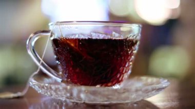 Sıcak siyah çay demleme