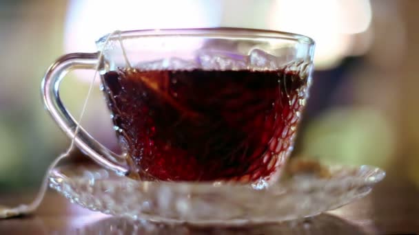 Aufbrühen von heißem schwarzen Tee — Stockvideo
