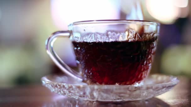 Czarna herbata w torebce, warzone w filiżance szkła — Wideo stockowe