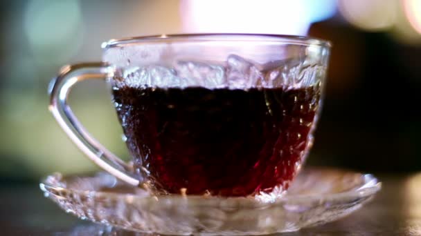 Verter leche en té negro caliente, derrames de leche — Vídeos de Stock