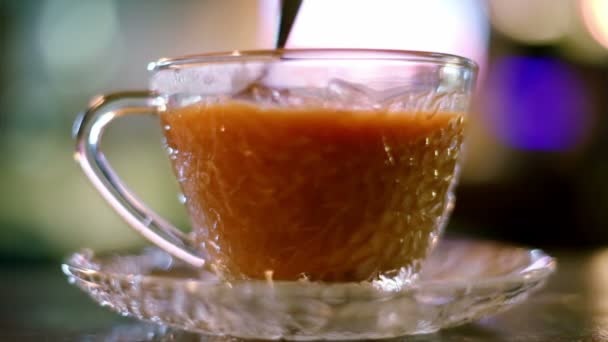 Omrörning varm mjölk te i café — Stockvideo