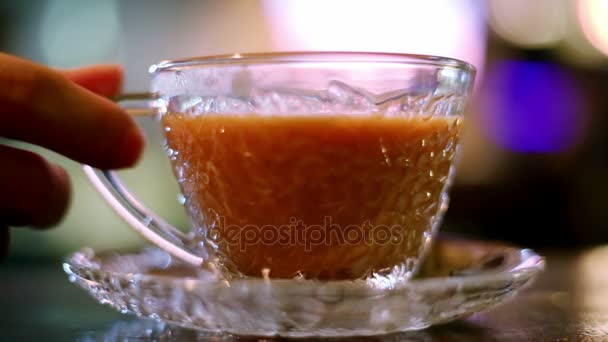 Beber té con leche caliente en la cafetería — Vídeo de stock