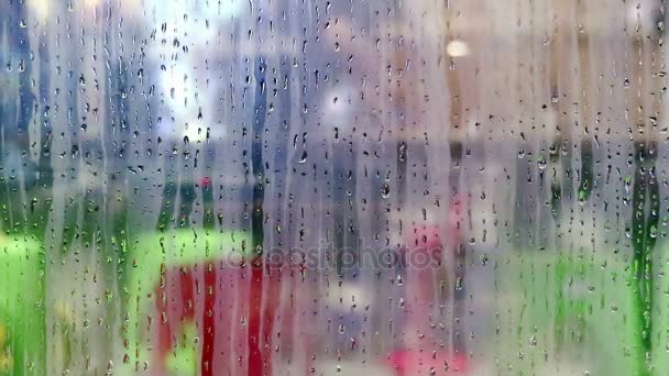 Gouttes d'eau glissant vers le bas sur verre de fenêtre de magasin — Video