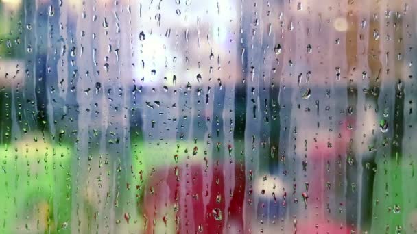 Gotas de agua deslizándose en el vidrio de la ventana de la tienda — Vídeos de Stock