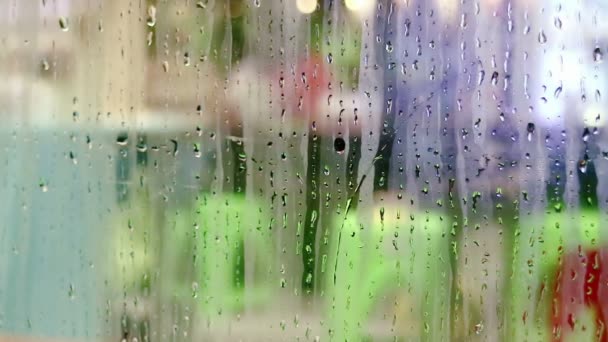 Wassertropfen rutschen auf Schaufensterscheibe — Stockvideo