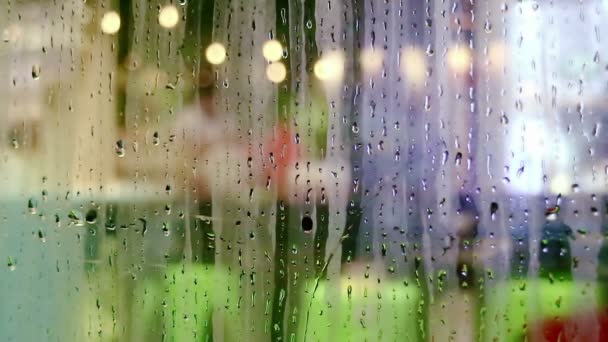 Wassertropfen rutschen auf Schaufensterscheibe — Stockvideo