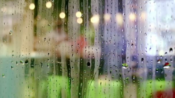 Wassertropfen rutschen auf Schaufensterscheibe — Stockvideo