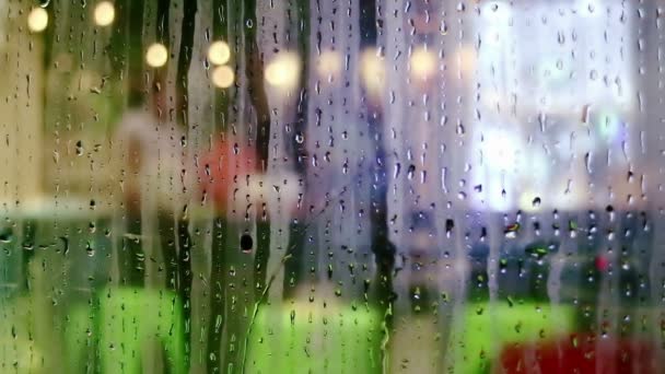 Kapky vody, sjezd na obchod okenní sklo — Stock video