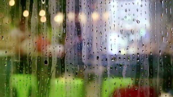 Kapky vody, sjezd na obchod okenní sklo — Stock video