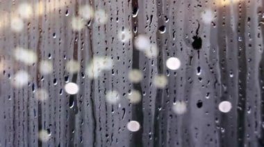 Aşağı kayan pencere camına su damlaları
