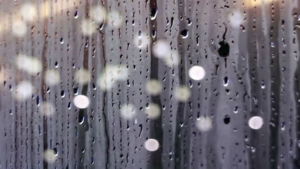 Gotas de agua deslizándose hacia abajo en vidrio de ventana — Vídeos de Stock