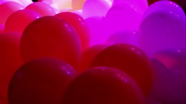 Yumuşak odaklı kutlama balonları ve yanıp sönen renkli Led ışıklar