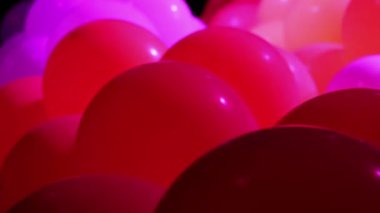 Yumuşak odaklı kutlama balonları ve yanıp sönen renkli Led ışıklar