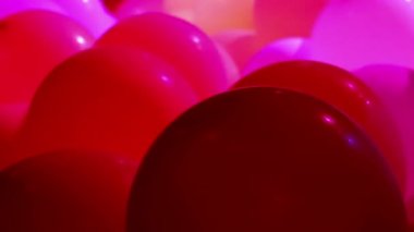 Yumuşak odaklı kutlama balonları ve yanıp sönen renkli Led ışıklar