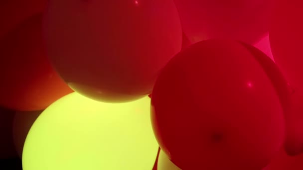Weiche Fokussierte Feier Luftballons Und Blinkende Bunte Led Lichter — Stockvideo