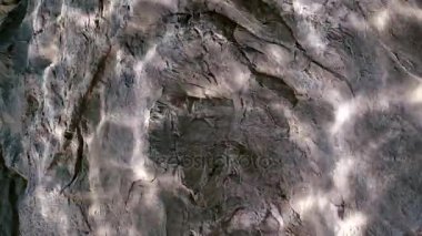 Su dalgalanma taş duvar yakıcı ışık yansımaları