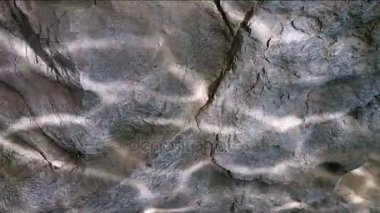 Su dalgalanma taş duvar yakıcı ışık yansımaları