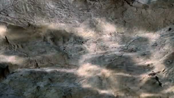 Ondata d'acqua riflessi di luce caustica su muro di pietra — Video Stock