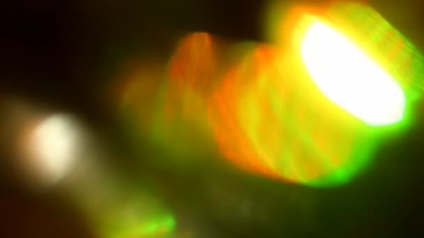 Extrême gros plan des lumières LED colorées focalisées douces clignotant la nuit, boucle vidéo transparente 
