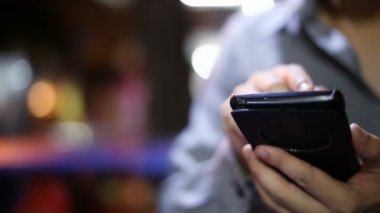 Yumuşak odaklı smartphone kullanarak genç adam