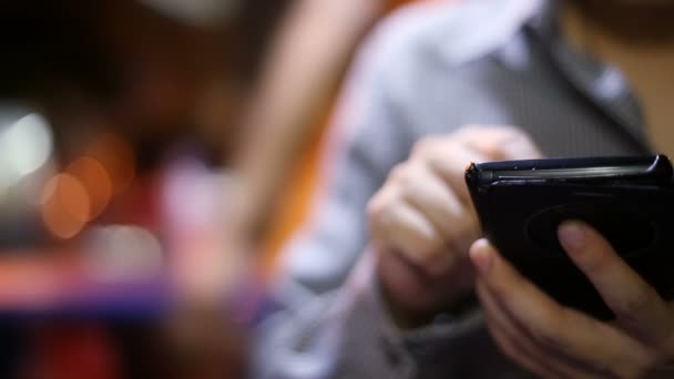 Μαλακό Επικεντρώθηκε Νεαρός Ανάγνωσης Και Πληκτρολόγησης Smartphone — Αρχείο Βίντεο