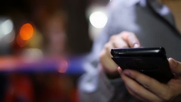 Soft Fokus Pemuda Menggunakan Smartphone — Stok Video