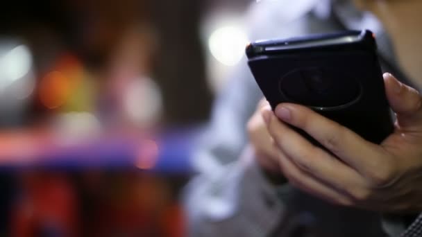 Mjuk Fokuserat Ung Man Att Skriva Smartphone — Stockvideo