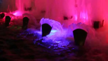 Güzel çeşme su ve çok renkli ışıklar aydınlatma