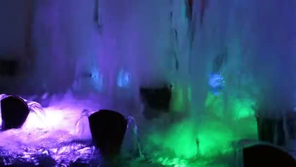 Bella Acqua Della Fontana Illuminazione Multi Luci Colorate — Video Stock