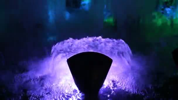 美丽的喷泉水和多颜色的灯光照明 — 图库视频影像
