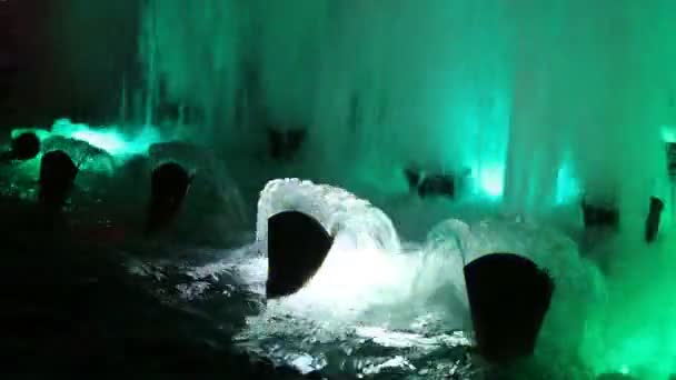 美丽的喷泉水和多颜色的灯光照明 — 图库视频影像