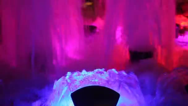 Hermosa Fuente Agua Luces Multicolores Iluminación — Vídeos de Stock