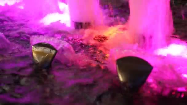 Hermosa Fuente Agua Luces Multicolores Iluminación — Vídeo de stock