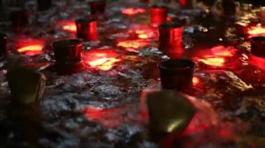 Güzel çeşme su ve çok renkli gece ışıklar aydınlatma