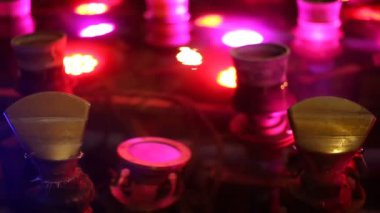 Su çeşme ayrıntıları ve ışıklar aydınlatma gece Close-Up