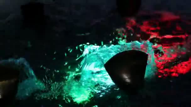 Prachtig Stromende Water Fontein Mondstuk Multi Gekleurde Lichten Verlichting Nachts — Stockvideo