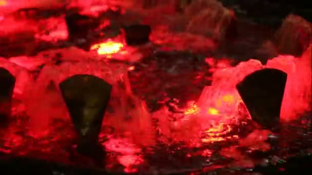 Splendidamente Scorrevole Ugello Fontana Acqua Illuminazione Multi Luci Colorate Notte — Video Stock