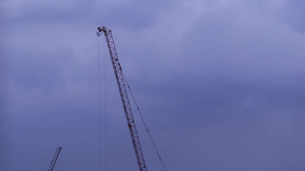 Ruhender Bauturmdrehkranausleger Und Blaugrauer Bewölkter Himmel — Stockvideo