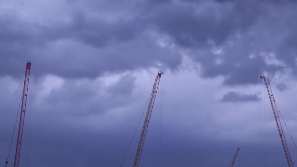 Ruhige Bauturmdrehkranausleger Und Schwebende Dunkelblaue Graue Wolken Himmel — Stockvideo