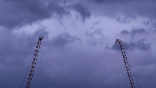 Rustende Torenkraan Jibs Drijvende Donkerblauwe Grijze Wolken Lucht — Stockvideo