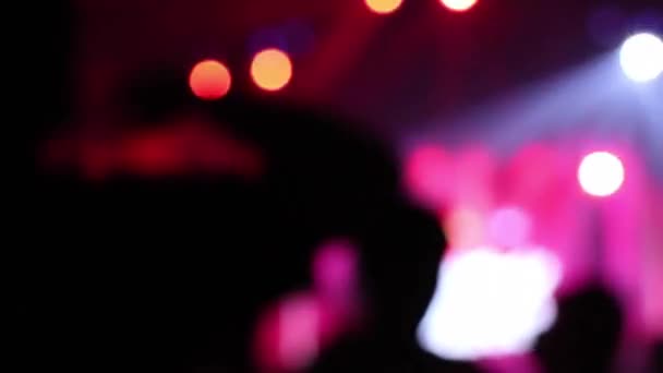 Güzelce Bulanık Insanların Silueti Gece Kulübünde Dans Etmekten Tezahürat Yapmaktan — Stok video