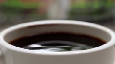 Bir fincan sıcak sade kahveyle huzurlu bir sokak manzarası. Birini bekliyorum ya da dinleniyorum.