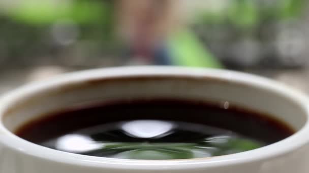 Een Rustig Uitzicht Straat Met Een Kop Hete Zwarte Koffie — Stockvideo