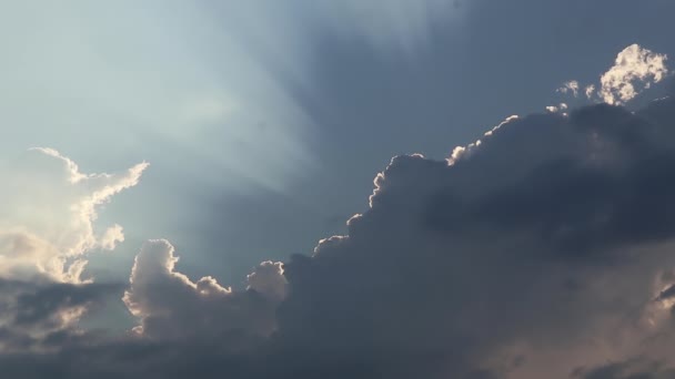 Сосредоточить Внимание Красивом Раннем Закате Неба Медленно Движущиеся Облака Летающие — стоковое видео