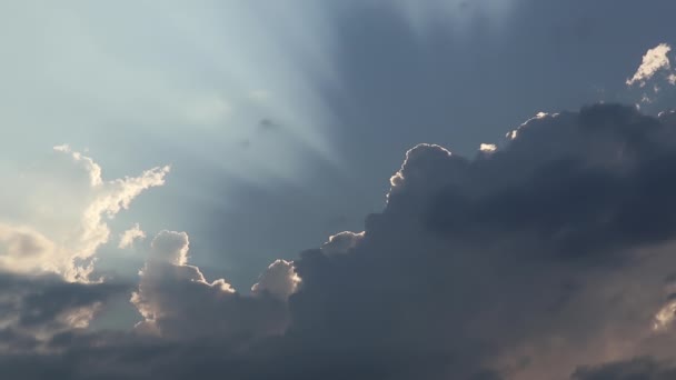 柔らかいフォーカス美しい早い日没の空 雲や太陽の光がゆっくりと後ろから — ストック動画